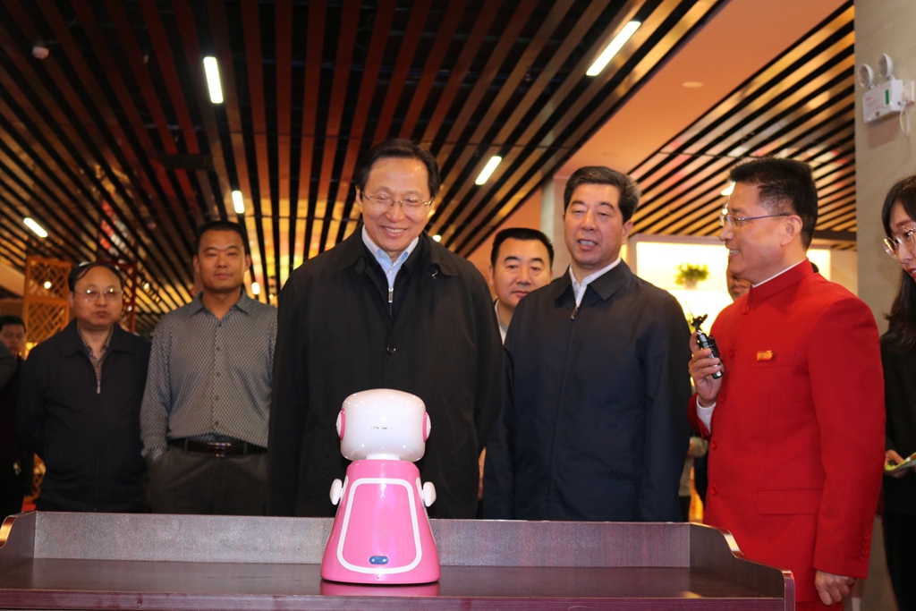 农业部长韩长赋与777盛世国际智能机械人“红红”互动_副本.jpg